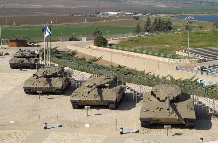 Đứng đầu trong top 5 vũ khí tối tân, nguy hiểm và đáng sợ nhất Lục quân Israel là dòng xe tăng chiến đấu chủ lực Merkava. Với thiết kế khung gầm thấp, sở hữu hỏa lực mạnh mẽ và động cơ được đặt phía trước thân xe nhằm bảo vệ tối đa cho kíp chiến đấu.