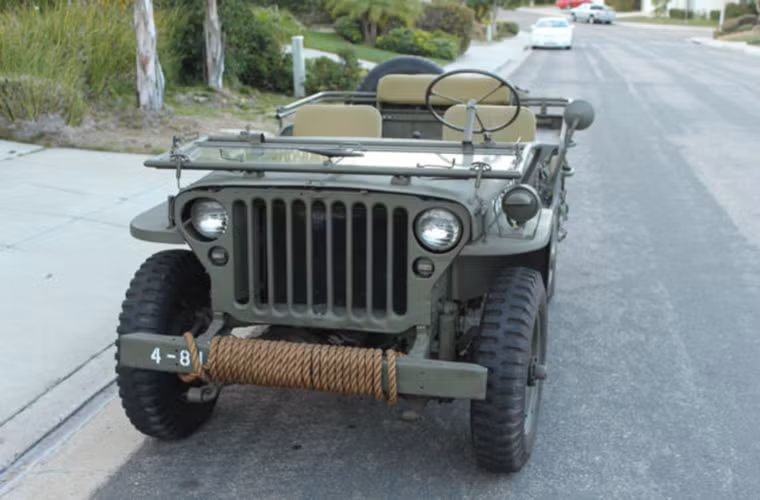 Các nguyên mẫu Willys MB đầu tiên hầu như không có bạt che mưa hay kính chắn gió. Tuy nhiên ở biến thể Ford GP hãng Ford đã trang bị thêm các bộ phận này khiến Willys MB cũng phải thay đổi theo. Kính chắn gió trên Willys MB hay Ford GP đều có thể được gắp gọn lại khi cần thiết.