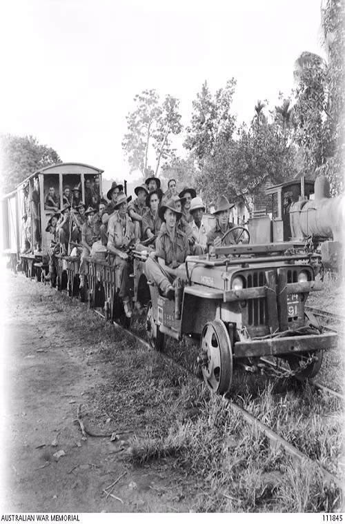 Thậm chí Willys MB còn có cả một biến thể đầu máy xe lửa có thể hoạt động trên đường ray với khả năng vận tải trung binh, nó hoàn toàn có thể kéo theo hai toa tàu cùng hàng chục binh sĩ.