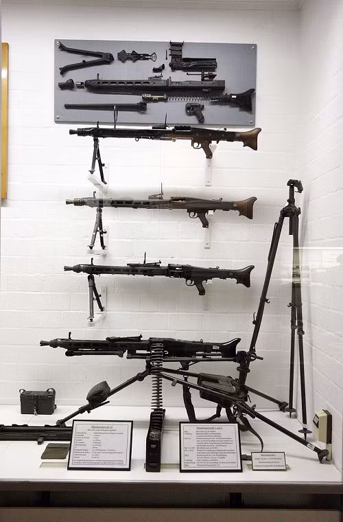 Trong ảnh một số biến thể của MG 42 được trưng bày tại bảo tàng xe tăng Panzermuseum Munster của Đức.