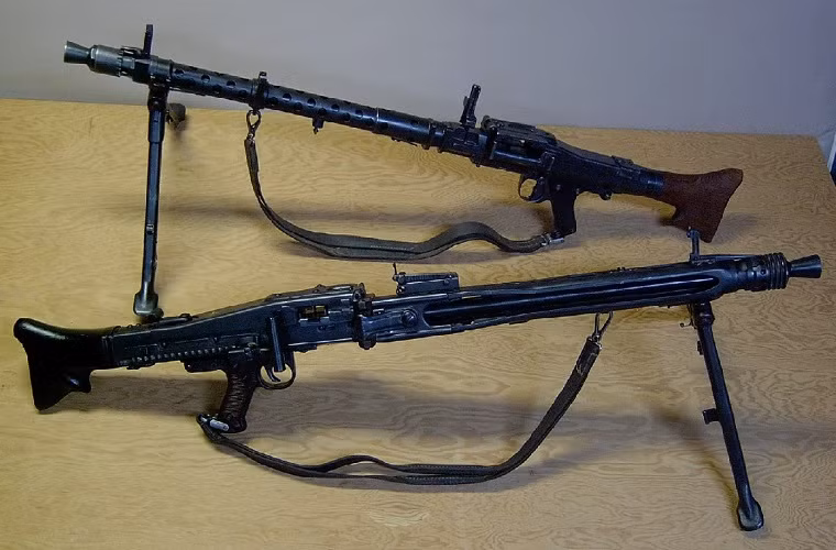  Súng máy MG 42 được Đức phát triển và đưa vào trang bị từ năm 1942 nhằm thay thế cho mẫu súng máy hạng nhẹ MG 34 bị đánh giá là kém hiệu quả và đòi hỏi quy trình sản xuất phức tạp. Quá trình tái trang bị MG 42 được Đức thực hiện đến tận khi Chiến tranh Thế giới thứ 2 gần kết thúc. Trong ảnh là bộ đôi súng máy hạng nhẹ MG 42 và MG 34 của phát xít Đức trong suốt thời gian tham chiến trong Chiến tranh Thế giới thứ 2.