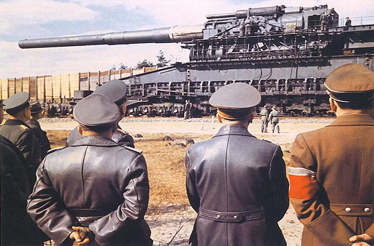 Trong top 10 vũ khí đáng sợ nhất của phát xít Đức không thể không kể đến siêu pháo Schwerer Gustav và cũng là mẫu pháo lớn nhất từng chế tạo. Schwerer Gustav có cỡ nòng 800mm và nặng đến 1.350 tấn dài hơn 47m và cần tới hàng trăm người để vận hành, do có kích thước quá lớn mẫu pháo này được di chuyển bằng một hệ thống đường ray xe lửa riêng biệt.