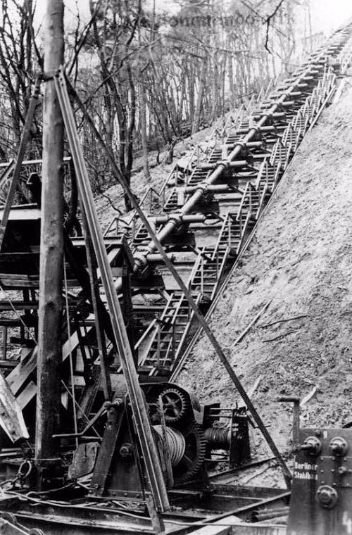 Dù không sở hữu cỡ nòng siêu khủng như Schwerer Gustav chỉ 150mm nhưng V-3 lại có thể bắn tới 300 viên đạn mỗi giờ với tầm bắn tối đa 165km và mỗi viên đạn nặng khoảng 140km. Để làm được điều này V-3 được trang bị một nòng pháo dài 130m và mỗi viên đạn gần như là một tên lửa mini với sơ tốc đầu nòng lên đến 1.500m/s.