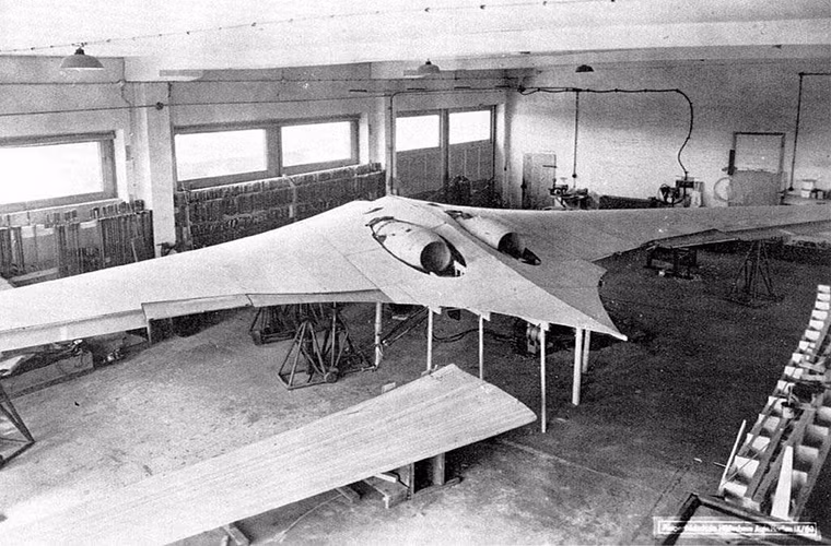Dù trùm phát xít Hitler ra lệnh đưa vào sản xuất hàng loạt Horten Ho 229, tuy nhiên do nhiều hoàn cảnh khác nhau nên mẫu máy bay phản lực này chỉ được xây dựng 3 nguyên mẫu. Và khi chiến tranh kết thúc Horten Ho 229 vẫn chưa tham gia bất kỳ trận đánh nào.