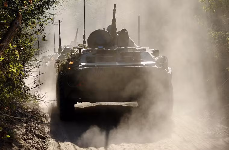 Tiếp theo sau đó là những chiếc xe bọc thép chở quân BTR-80 và tất nhiên chúng có thể tự bơi qua sông mà không cần hổ trợ.