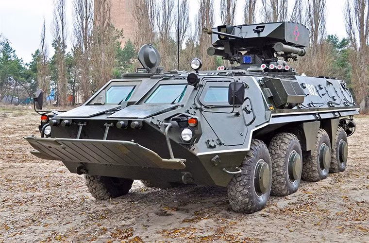 Thực tế thì BTR-4 hay BTR-4M đều được thiết kế dựa trên nền tảng dòng xe bọc thép chở quân BTR-70/80 của Liên Xô trước đây. Dù vậy, có nhiều sự thay đổi lớn về mặt thiết kế như khung gầm lớn hơn, hệ thống giáp bảo vệ vượt trội và cửa đổ bộ được bố trí lại phía sau xe. Hầu như BTR-4M khắc phục hầu hết các nhược điểm trên BTR-70/80.