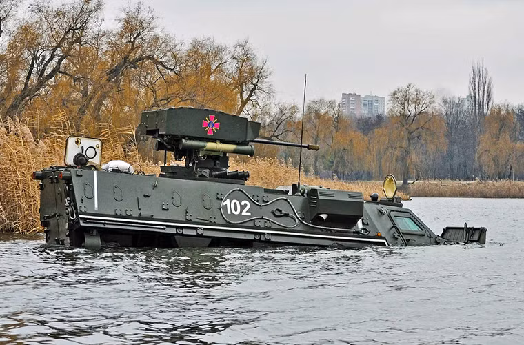 BTR-4M có thể chở theo tối đa 8 binh sĩ cùng đầy đủ trang bị với kíp lái thêm 3 người, không gian bên trong xe cũng khá thoải hơn so với BTR của Liên Xô với việc động cơ được dời ra phía trước thân xe.