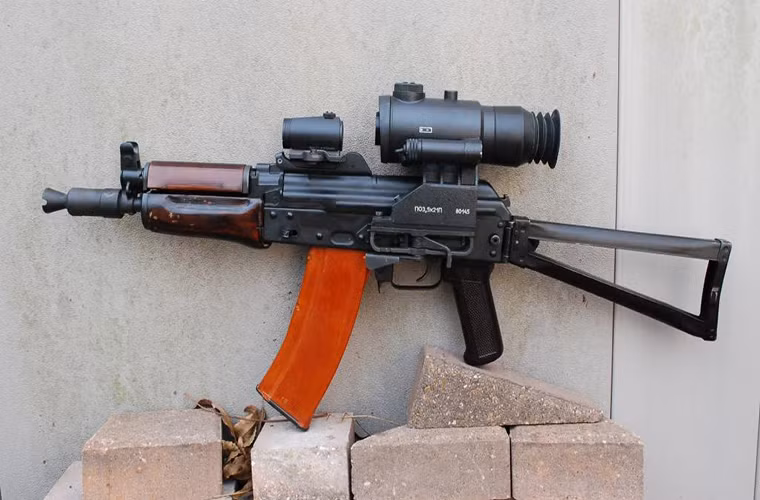 Đến giữa những năm 1990, Quân đội Nga bắt đầu chuyển sang sử dụng Ak-105 một biến thể súng trường tấn công rút ngắn khác sử dụng cỡ đạn tương tự AKS-74U. Tuy nhiên trên thực tế AKS-74U vẫn được các binh sĩ Nga sử dụng rộng rãi với nhiều cải tiến khác nhau.