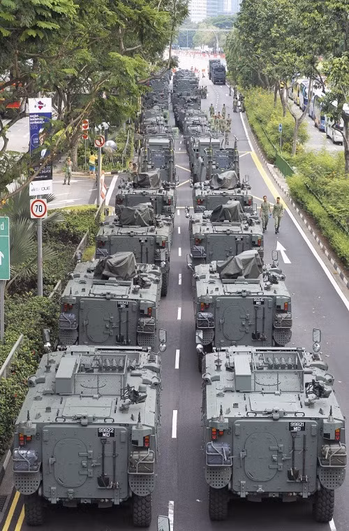 Singapore là một trong những nước sở hữu lực lượng quân sự hiện đại nhất khu vực Đông Nam Á, mặc dù có quân số khoảng 72.000 người nhưng kho vũ khí của đảo quốc này không hề thua kém các cường quốc quân sự Châu Á. Singapore cũng là một trong 10 nước Châu Á chi mạnh tay cho ngân sách quốc phòng mỗi năm.