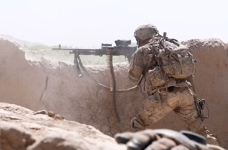 Các trận đọ súng giữa Taliban với Lực lượng Hỗ trợ An ninh Quốc tế (ISAF) diễn ra như cơm bữa tại Afghanistan. Trong ảnh là một binh sĩ Mỹ thuộc lữ đoàn dù 82 với khẩu súng máy M240B của mình trong một đợt giao tranh với quân nổi dậy.