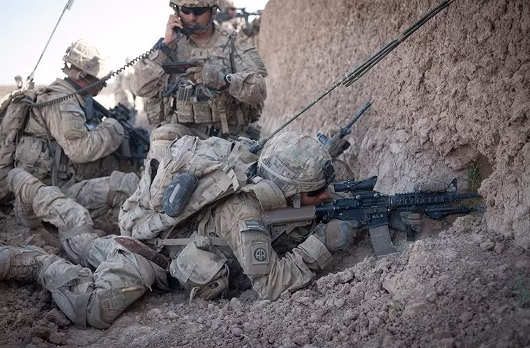 Trong ảnh là một lính dù thuộc lữ đoàn dù 82 của Mỹ giao chiến với Taliban thông qua lỗ hỏng trên một bức tường.