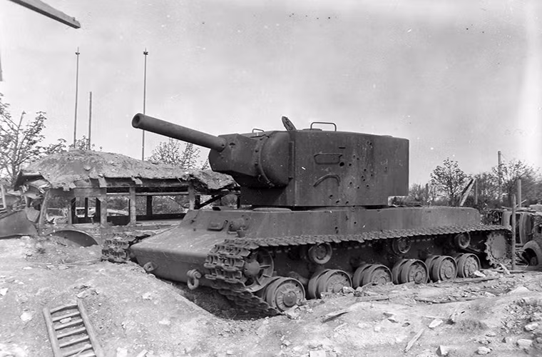 Sau khi vượt sông Dubysa vào ngày 24/6/1941, các đơn vị trinh sát của Kampfgruppe Raus phát hiện một chiếc xe tăng KV-2 nằm đơn độc trên một ngã tư bên ngoài một ngôi làng nhỏ. Chiếc KV-2 trên nhanh chóng nã pháo về phía đơn vị trinh sát của Kampfgruppe Raus khiến quân Đức phải rút lui và chỉ huy đơn vị này của Đức nghĩ rằng đây sẽ là địa điểm quân Liên Xô phản công.