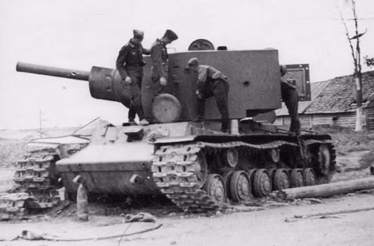 Một toán trinh sát Đức tiếp cận chiếc KV-2 để kiểm tra nó đã bị hạ hay chưa, thì bất ngờ nòng pháo 152mm của nó chuyển động, nhóm lính Đức nhanh chóng bỏ chạy nhưng một ai đó đã kịp ném vào trong chiếc KV-2 một quả lựu đạn lọt qua lỗ đạn xuyên giáp. Quả lựu đạn phát nổ làm bung nắp trên nóc tháp pháo - tới thời điểm này người Đức mới chắc chắn rằng chiếc KV-2 đã bị hạ.