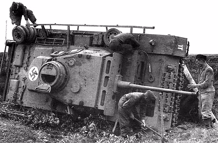 Kampfgruppe Raus là một trong những đơn vị chủ lực thuộc Sư đoàn Panzer số 6 của Đức, tham gia xâm lược Liên Xô ngay từ đầu cuộc chiến. Khi phải đối đầu với những chiếc xe tăng hạng nặng KV của Liên Xô họ vẫn khá bình tĩnh mặc dù pháo chống tăng 37mm hay xe tăng Panzer 35 của Đức khi đó không thể làm gì được những chiếc KV-1.