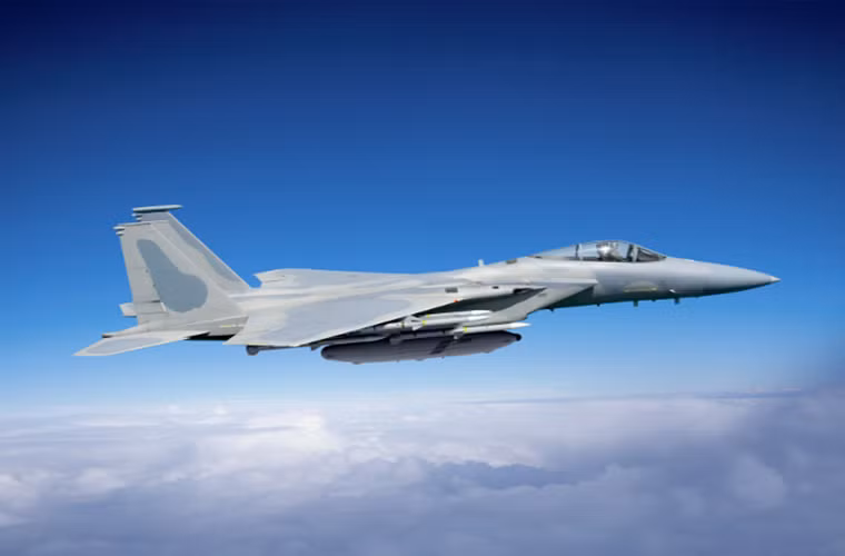 Một trong những hạn chế của F-22 hiện tại là nó không thể chia sẻ hay tiếp nhận bất cứ dữ liệu nào từ một chiến đấu cơ khác cũng của Không quân Mỹ. F-22 sử dụng một chuẩn liên kết dữ liệu riêng nhằm hạn chế nguy cơ bị phát hiện khi tác chiến và hệ thống này chỉ có thể hoạt động giữa những chiếc F-22 với nhau.