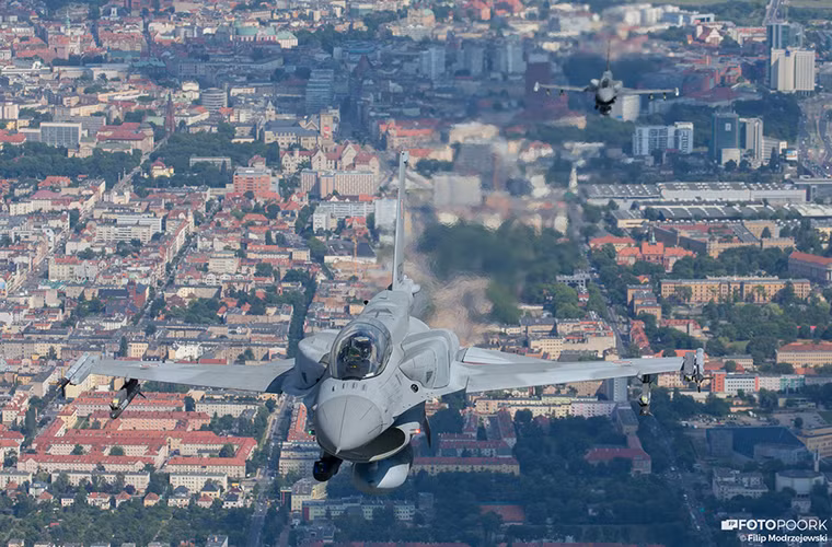 Tuy nhiên nếu so sánh với dàn chiến đấu cơ của Nga thì những chiếc F-16C/D vẫn chưa thực sự là đối thủ, khi Moscow sở hữu những cái tên đình đám thậm chí có phần lấn át các dòng chiến đấu cơ hiện đại nhất của NATO chứ không riêng gì F-16 như Su-30SM, Su-35 hay thậm chí là Su-27SM.