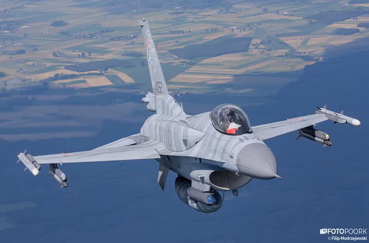 Những chiếc F-16C/D của Ba Lan cũng là một trong những biến thể hiện đại nhất của dòng tiêm kích này, chúng có thể triển khai hầu hết các loại vũ khí dành cho F-16 từ tên lửa không đối không AIM-120C-5 và AIM-9X cho đến tên lửa hành trình JASSM AGM-158.