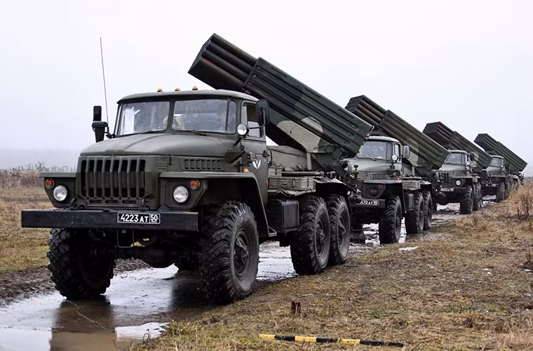 Trong ảnh là dàn rocket phóng loạt BM-21 của Quân đội Nga trên nền tảng khung gầm Ural-4320.