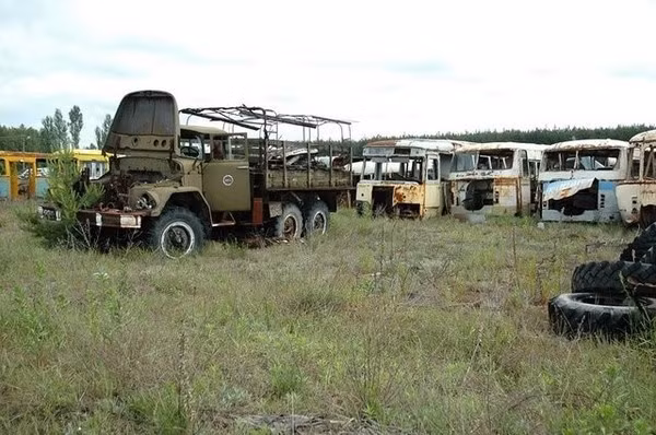 Nỗi lo về những phụ tùng xe ô tô dân sự và quân sự nhiễm xạ bị đánh cắp từ Chernobyl đang trôi nổi trên thị trường chợ đen Nga và Ukraine đã luôn thường trực kể từ sau khi Liên Xô tan rã. Nhưng việc hàng trăm xe cơ giới và máy bay nhiễm xạ biến mất thì thực sự đáng lo ngại.