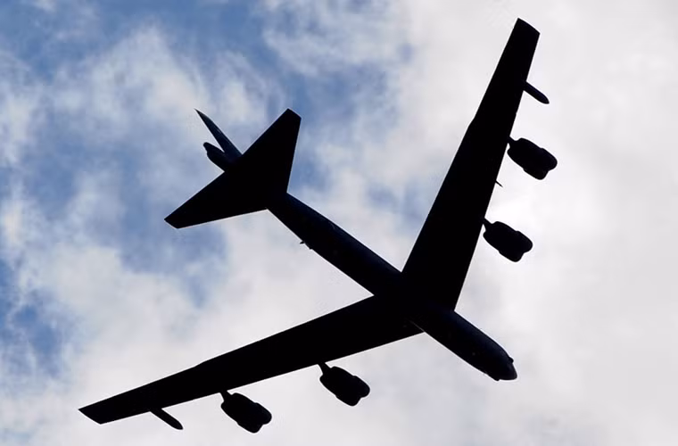 Kích thước khổng lồ của B-52H khi nhìn từ dưới mắt đất với sải cánh dài tới hơn 56m.