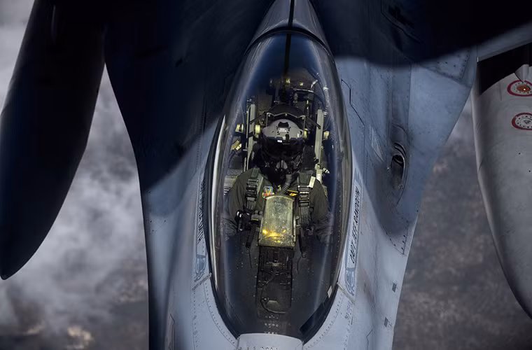 Khoảnh khắc một chiếc F-16 gần như dừng lại khi đang tiếp nhiên liệu trên không từ máy bay KC-135 trong đợt tập trận mang tên Red Flag 16 tại căn cứ không quân Nellis.