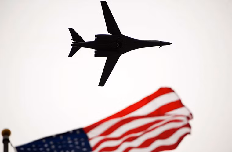Một chiếc B-1 Lancer bay qua tòa nhà Norma Brown trong buổi lễ kỷ niệm sinh nhật lần thứ 75 của nữ thiếu tướng không quân đầu tiên Norma Brown tại căn cứ Goodfellow.