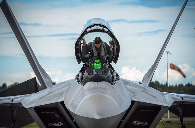 Hình ảnh phi công F-22 kiểm tra lại khoang lái trước khi cất cánh tại căn cứ không quân Amari tại Estonia. Được biết Không quân Mỹ đang duy trì luân phiên phi đội tiêm kích F-22 tại Đông Âu theo chính sách hướng đông của NATO hiện tại nhằm ngăn chặn mọi mối đe dọa từ Nga.