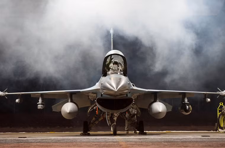 Tiêm kích F-16 Fighting Falcon của Không quân Mỹ trước giờ xuất kích, hiện tại Mỹ có trong biên chế 957 chiếc F-16 với hai biến thể chính là F-16C và F-16D.