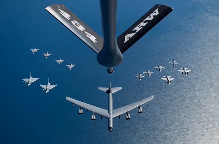 Trong ảnh là phi đội hỗn hợp dẫn đầu là máy bay ném bom chiến lược tầm xa B-52 Stratofortress của Không quân Mỹ, đi sau nó là những chiếc F-16 của Ba Lan và Mỹ, Eurofighter Typhoon của Đức, Gripens của Thụy Điển, trong một đợt tập trận trên Biển Baltic.