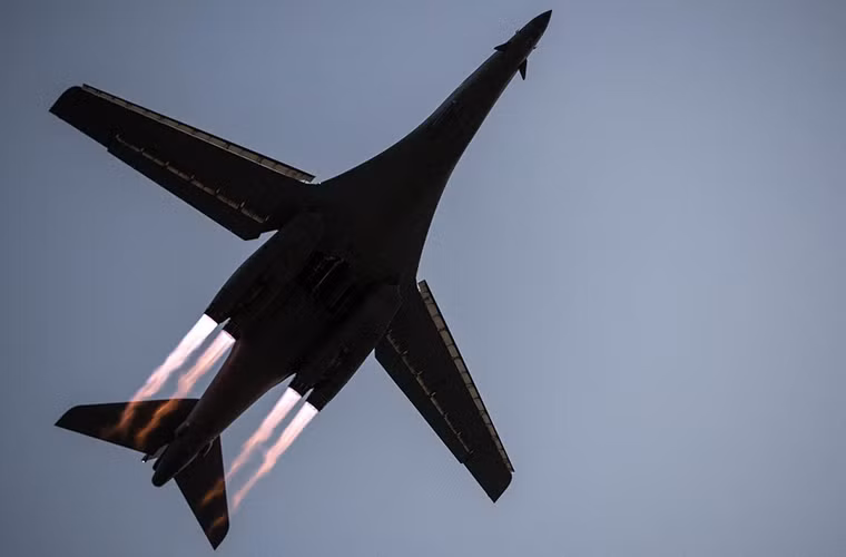 Máy bay ném bom chiến lược tầm xa B-1B Lancer của Mỹ cất cánh từ căn cứ không quân Al Udeid, Qatar.
