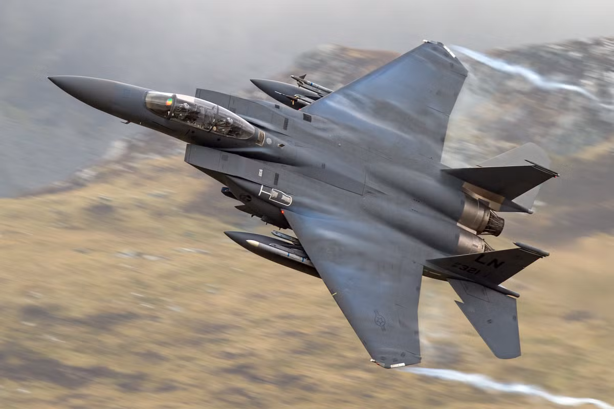  F-15E Strike Eagle: Máy bay tấn công mặt đất đa chức năng 2 chỗ ngồi của Không quân Mỹ được phát triển trên cơ sở chiến đấu cơ F-15 với hàng loạt cải tiến. Có khả năng mang vũ khí hạt nhân. Được sản xuất từ năm 1985-2001.