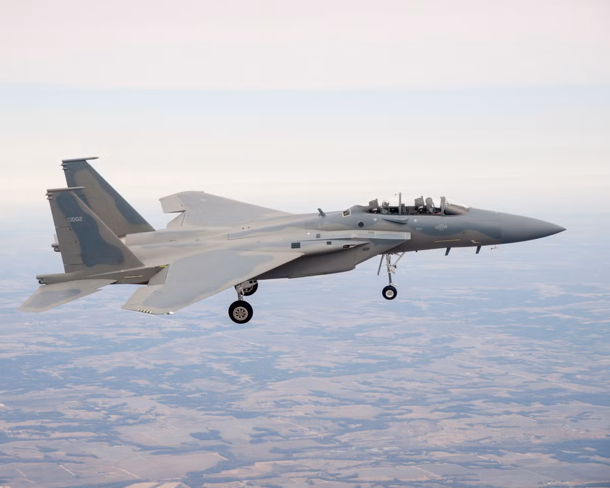 F-15SA: Là phiên bản F-15E sản xuất cho Ả Rập Saudi, trang bị radar AN/APG-63(V)3 và một số hệ thống điện tử hàng không mới. Ả Rập Saudi đặt mua 84 chiếc và nâng cấp phiên bản F-15S thành chuẩn F-15SA.
