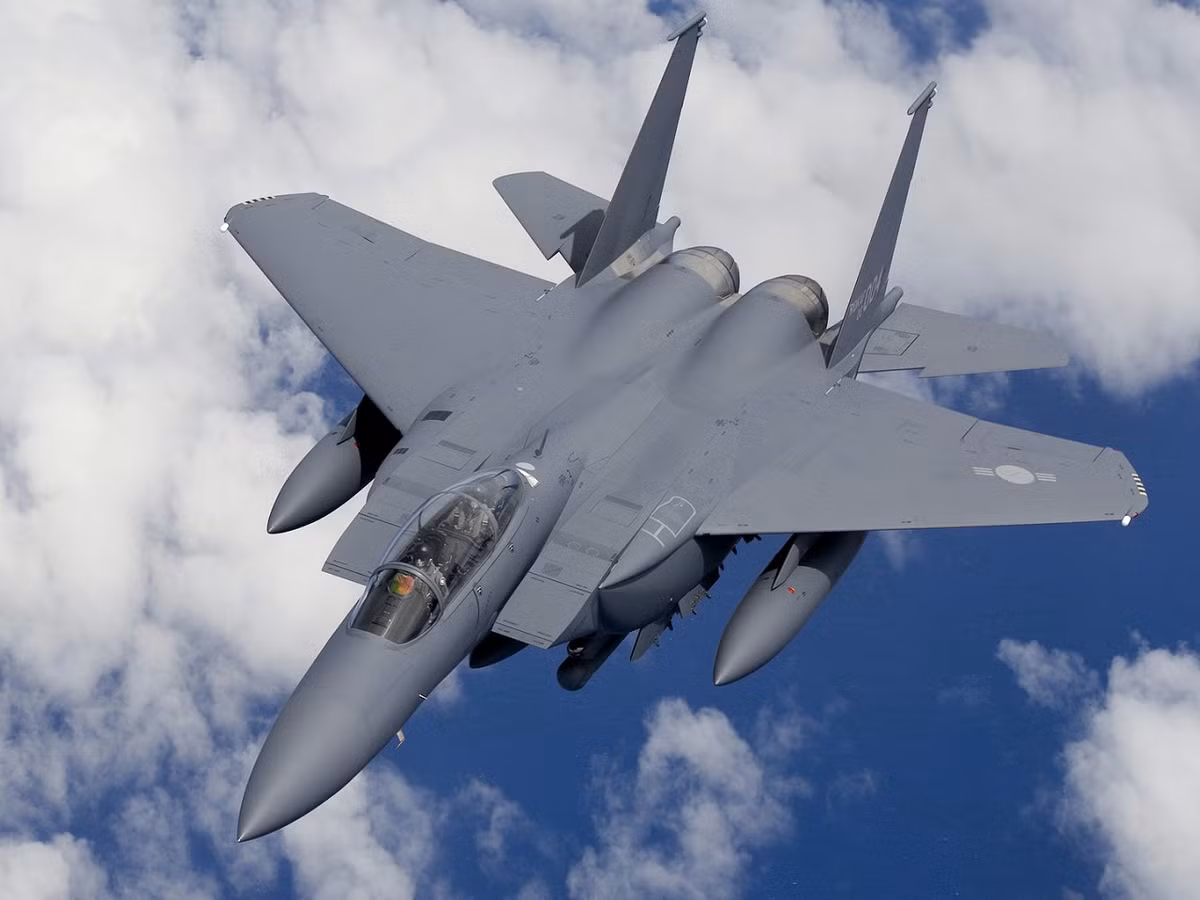  F-15K “Slam Eagle”: Là phiên bản F-15E sản xuất cho Hàn Quốc với các hệ thống điện tử hàng không của Hàn Quốc, trang bị radar AN/APG-63(V)1. Có 60 chiếc được sản xuất.