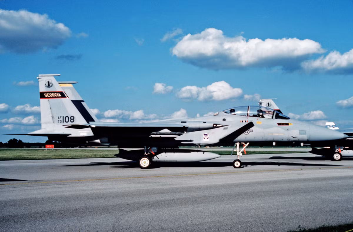 F-15B: Máy bay huấn luyện 2 chỗ ngồi, định danh trước là TF-15A. Được sản xuất từ năm 1972-1979. Để phân biệt giữa F-15B và F-15D, trên cánh đuôi đứng của F-15B có đánh số hiệu bắt đầu từ các số 73-77.