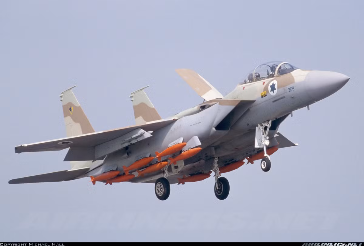  F-15I “Ra’am” (Thần sấm): Là phiên bản F-15E sản xuất cho Israel với các hệ thống điện tử hàng không của Israel, trang bị radar AN/APG-70I. Có 25 chiếc được sản xuất.
