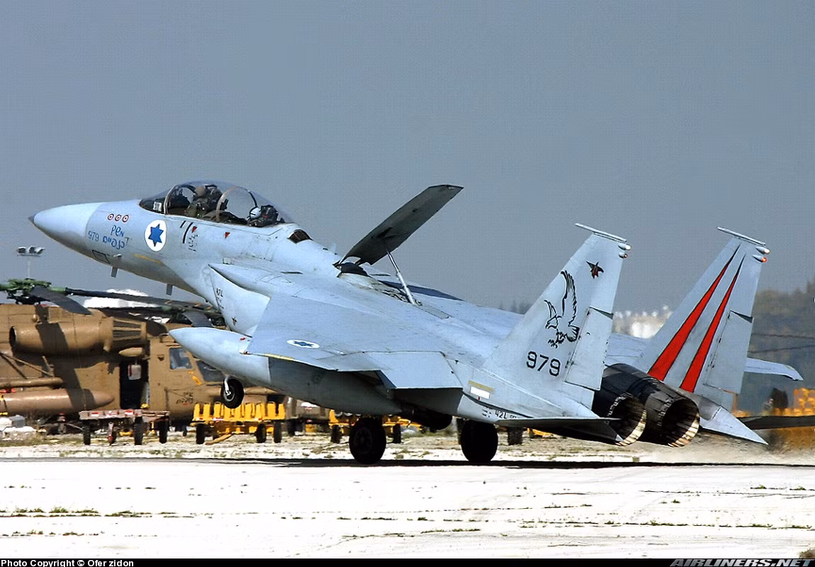 F-15D “Baz” được nâng cấp với khả năng mang thùng dầu hòa nhập khí động và vũ khí đối đất