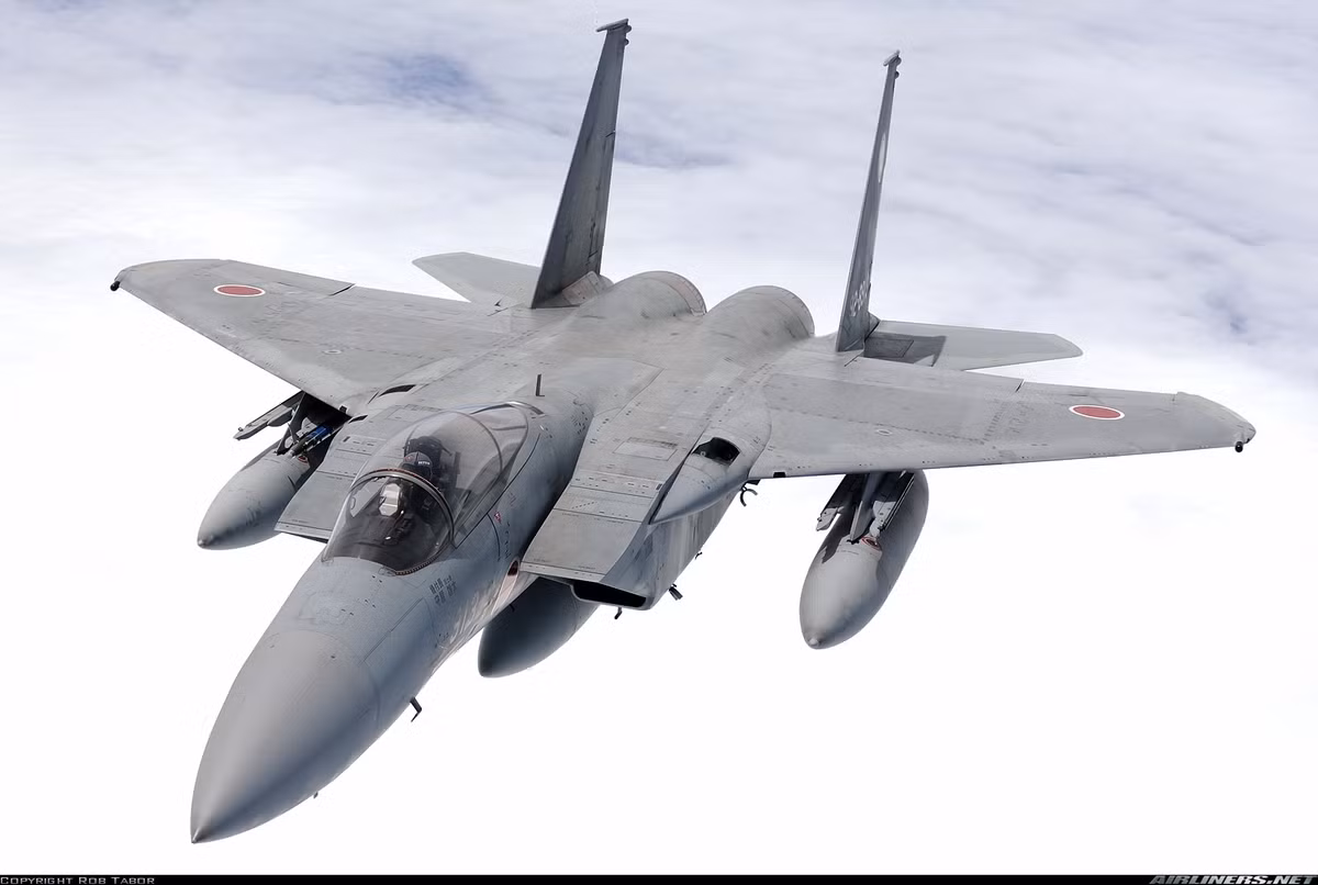 F-15J: Máy bay tiêm kích chiếm ưu thế trên không 1 chỗ ngồi F-15C được sản xuất cho Nhật Bản với license sản xuất cho Mitsubishi và được trang bị các hệ thống điện tử của Nhật Bản. Có 139 chiếc được sản xuất bởi Mitsubishi và 2 chiếc đầu tiên do nhà máy St.Louis sản xuất.