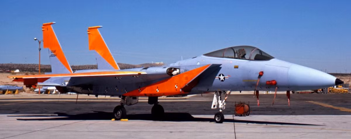  F-15A-2 (c/n 71-0284): Bay lần đầu tiên vào ngày 7 tháng 3 năm 1973 và được sử dụng để phát triển vũ khí. Là chiếc máy bay F-15 đầu tiên được trang bị pháo lắp bên trong thân.