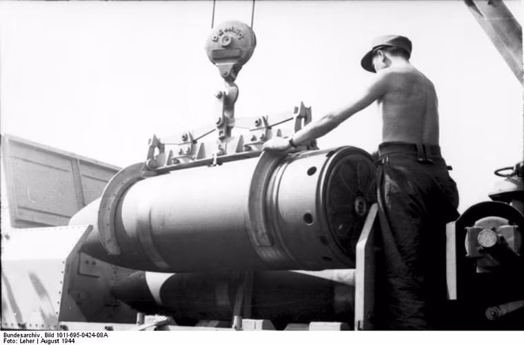 Mỗi quả đạn 600mm của Karl-Gerät có trọng lượng tối đa lên tới hơn 2 tấn và nó được trang bị bốn loại đạn khác nhau, trong đó đạn xuyên phá bê-tông nặng 2.170kg mang theo đầu đạn 289kg và có thể xuyên phá lớp bê-tông dày tới 2.5m - điều này đồng nghĩa với việc chỉ cần một phát bắn trúng đích Karl-Gerät đã có thể phá hủy hệ thống công sự của đối phương.