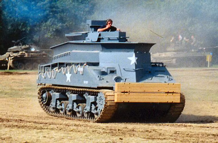 Cái tên cuối cùng được War History Online giới thiệu là mẫu xe cứu kéo BARV, được phát triển dựa trên khung gầm xe tăng Sherman M4A2. Theo đó, tháp pháo được loại bỏ thay vào đó là phần thân bọc thép có khả năng di chuyển dưới nước ở độ sâu 2.7m.