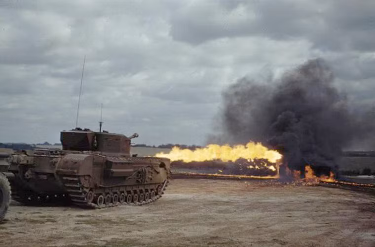 Một trong những chiếc xe tăng được Quân đội Hoàng gia Anh sử dụng trong Ngày Đổ bộ (D-Day) là xe tăng hạng nặng Churchill Crocodile - nó là biến thể của Churchill, nhưng thay vì sử dụng pháo 75mm nó lại được trang bị một súng phun lửa. Tầm hoạt động hiệu quả của súng lửa trên Churchill Crocodile là 110m và khi tác chiến nó còn kéo theo một xe tăng con bên trong chứa 1.800l nhiên liệu.