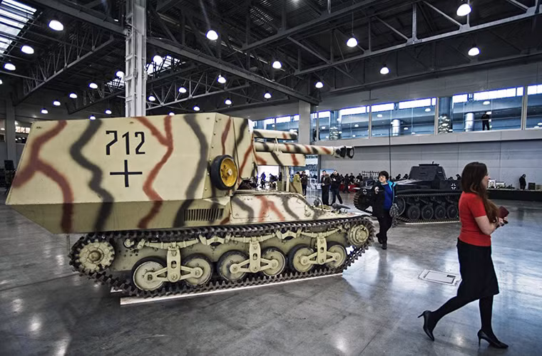 Đa phần các phương tiện vũ khí được trưng bày tại Motors of War đều được mượn từ các bộ sưu tập tư nhân hoặc trong các viện bảo tàng quân sự. Trong ảnh là pháo tự hành leFH 18-4 auf Geschutzwagen Lr.S 105mm mẫu 1942 của Đức được sử dụng khá phổ biến trong Chiến tranh Thế giới thứ 2. Nguồn ảnh: Sputnik News