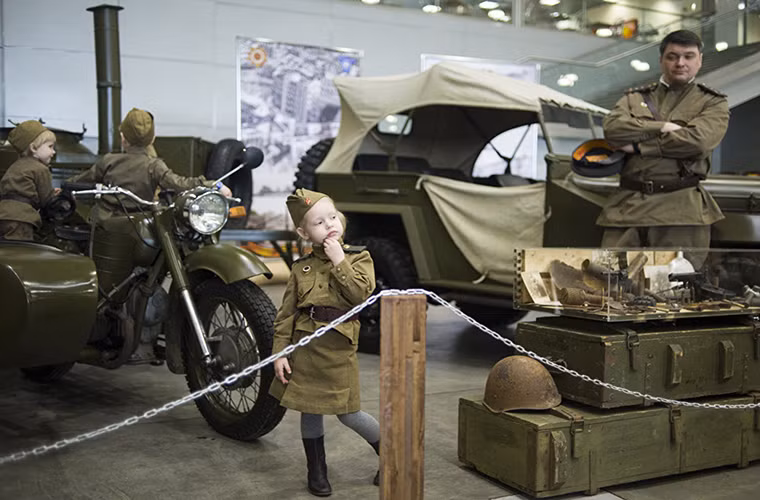 Các du khách nhí với bộ quân phục Hồng quân tại Motors of War. Nguồn ảnh: Sputnik News