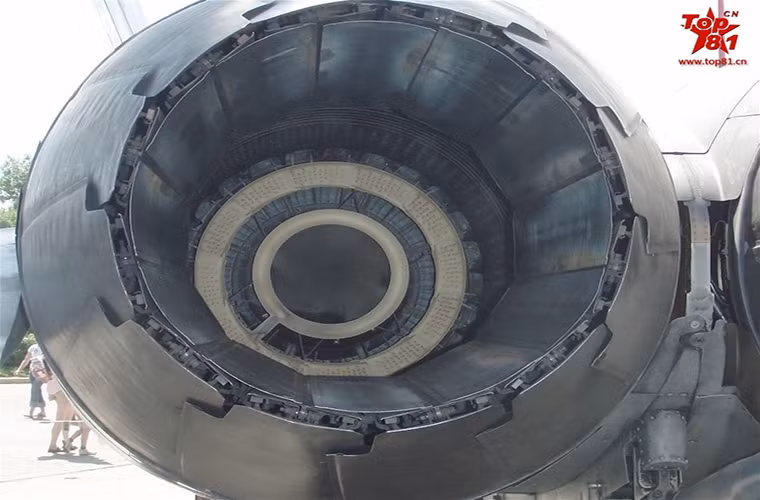 General Electric F404-GE-402 là mẫu động cơ phản lực tiêu chuẩn trên biến thể F/A-18C/D do hãng McDonnell Douglas chế tạo còn General Electric F414-GE-400 trên F/A-18E/F lại do Boeing phát triển. Nguồn ảnh: Sina