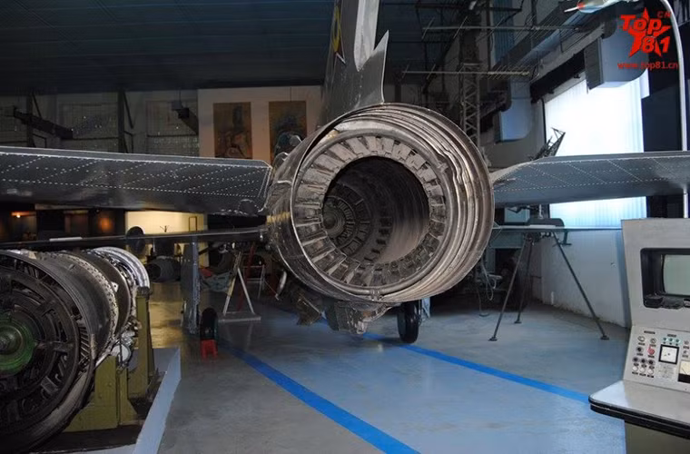 Mẫu động cơ phản lực Tumansky R-25 trên dòng tiêm kích “huyền thoại” MiG-21F-13 của Liên Xô. Nguồn ảnh: Sina