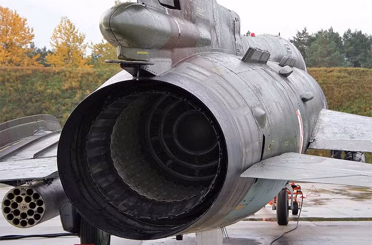 Tiêm kích bom cánh cụp cánh xòe Su-22 với mẫu động cơ phản lực Lyulka AL-21F-3. Nguồn ảnh: Sina