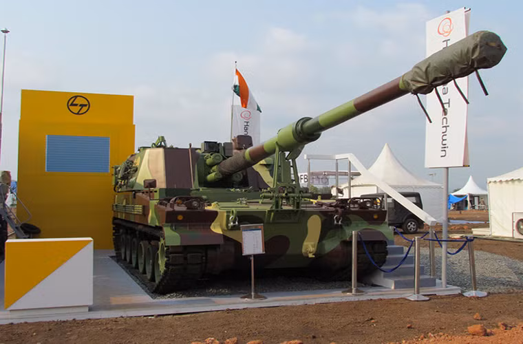 Pháo tự hành K-9 Vajra-T 155m sản phẩm liên doanh giữa Hàn Quốc và Ấn Độ.