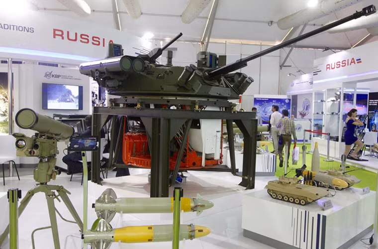 Defexpo-2016 diễn ra từ 28-31/3 tại thành phố ven biển Goa, đây là lần thứ 9 triển lãm quốc phòng này được Ấn Độ tổ chức. Defexpo-2016 năm nay quy tụ hơn 1.000 công ty quốc phòng đến từ nhiều nước trên thế giới con số này được cho là gấp đôi so với những năm trước đó.