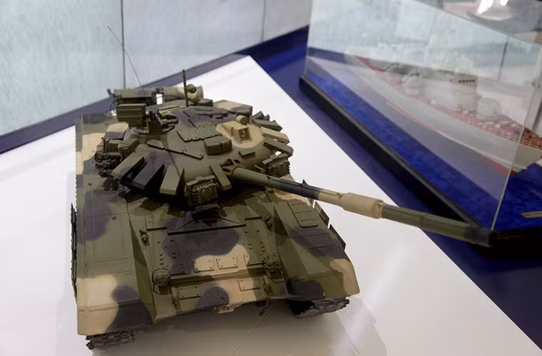 Mô hình dòng xe tăng chiến đấu chủ lực T-90S được trưng bày tại một gian hàng của Rosoboronexport.