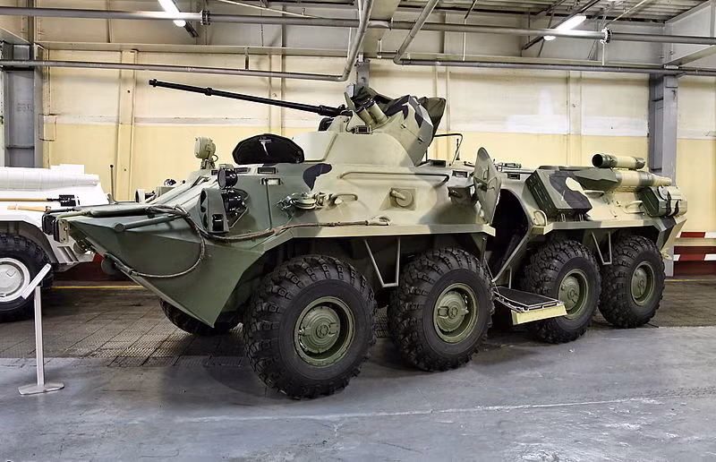 BTR-82 trang bị động cơ có công suất 300 mã lực cho tốc độ tối đa 90 km/h, tầm di chuyển 500 km, khối lượng xe lên đến 15 tấn.